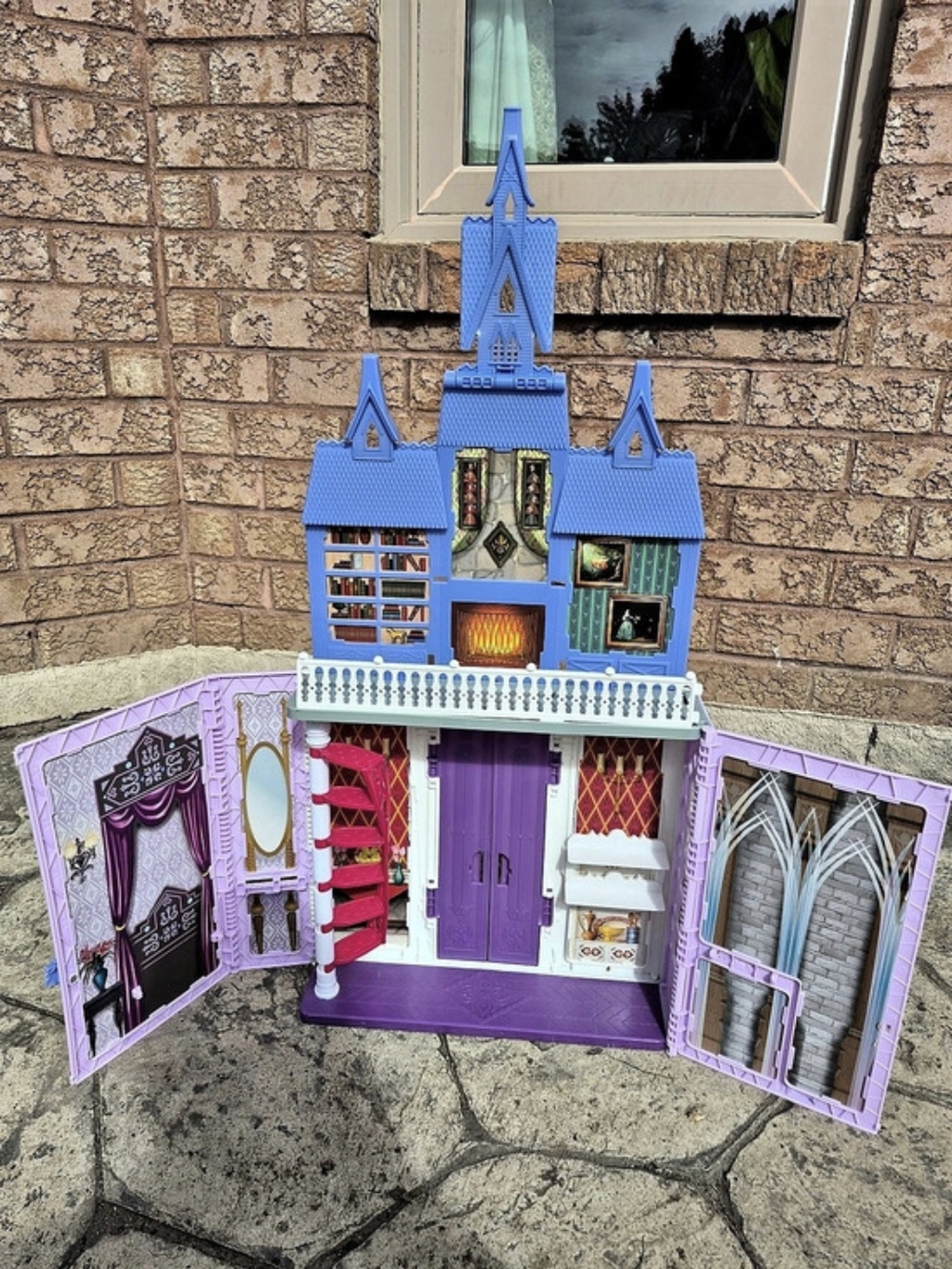 Disney Frozen 2 Fold & Go Portable Arendelle Castle Playset Dollhouse